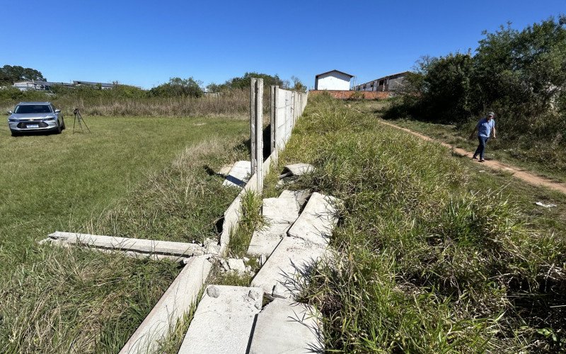 Vândalos derrubaram cerca de 15 metros do muro