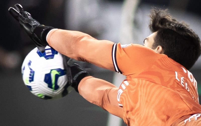 Goleiro Léo Jardim foi o herói do Vasco na disputa de pênaltis | abc+