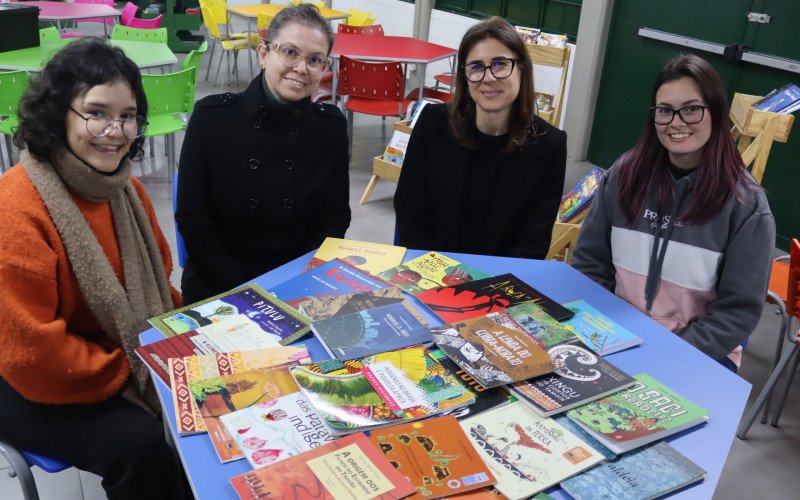 Gabriela, Mônica, Adriana e Daniele destacam acervo de livros de autores negros e indígenas | abc+