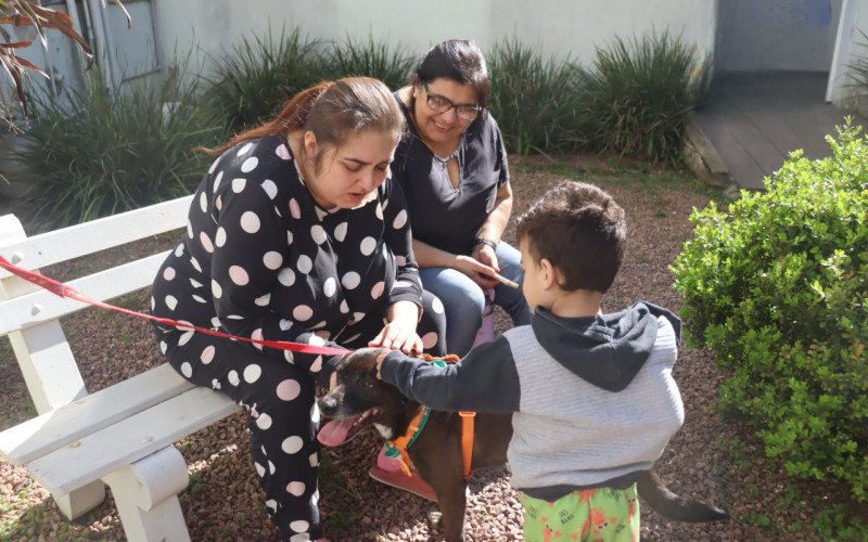 Cauã se uniu à Camila e Neide e interagiu com Chororó