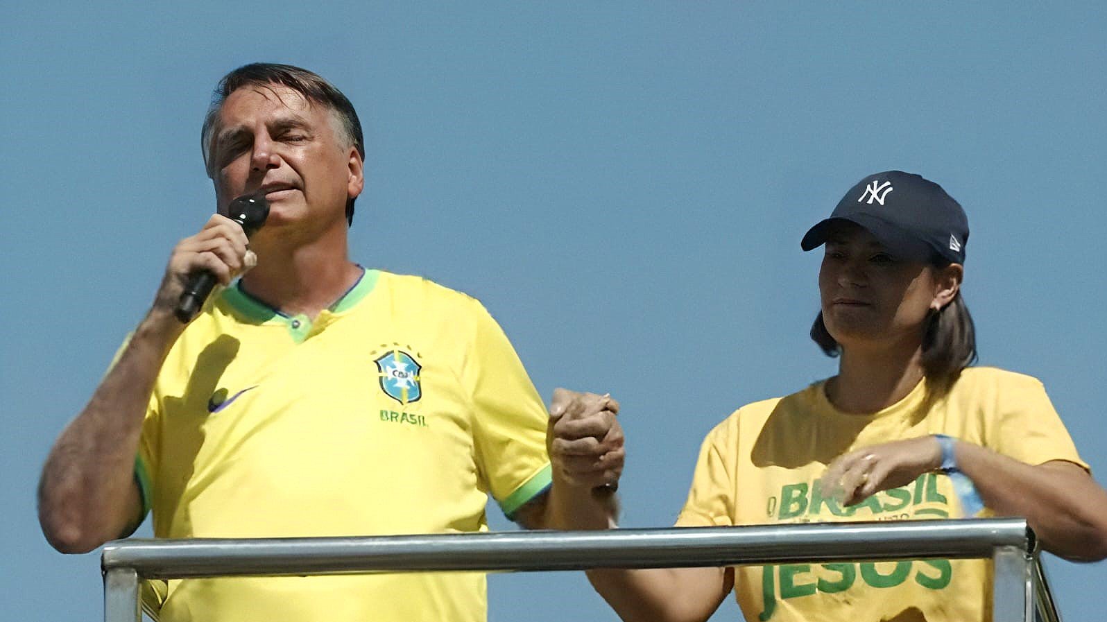 Michelle: Bolsonaro j&aacute; come&ccedil;a a mexer dedos das m&atilde;os e passa bem ap&oacute;s cirurgia