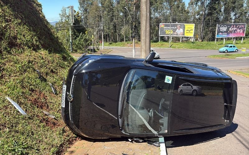 Casal de idosos se envolve em capotamento em Novo Hamburgo