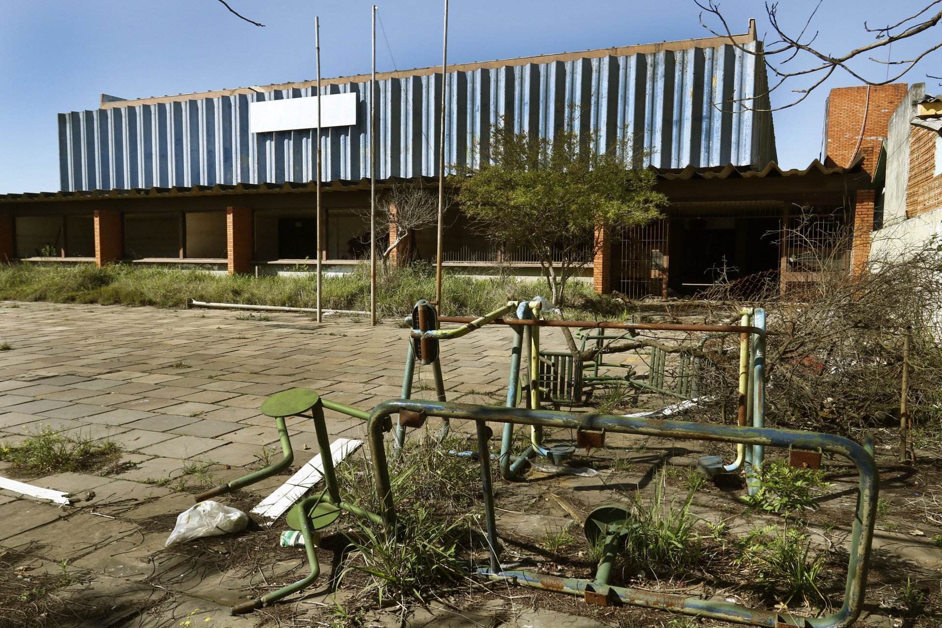 Após anos como referência para o esporte de Canoas, Centro Social Urbano serve de abrigo para usuários de drogas