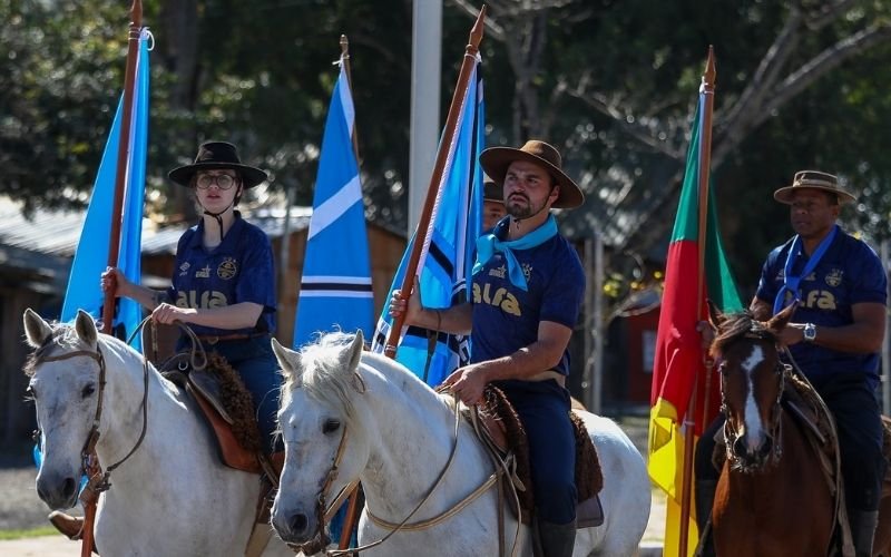 Grêmio lança terceiro uniforme com cavalgada pelas ruas de Porto Alegre