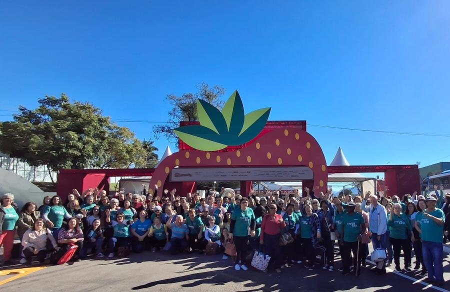 Projeto Viver Bem leva mais de 500 alunos para a Festa Nacional do Moranguinho