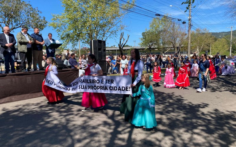 Desfile Cívico do bairro Várzea Grande, em Gramado