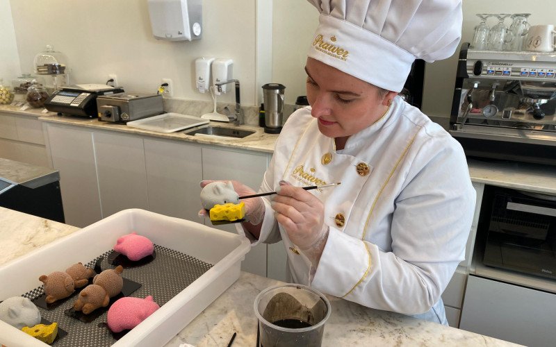 Doces são finalizados em Gramado, com pintura feita à base de manteiga de cacau
