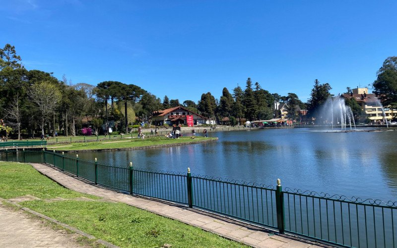 Lago Joaquina Rita Bier em dia de sol, ensolarado, céu azul