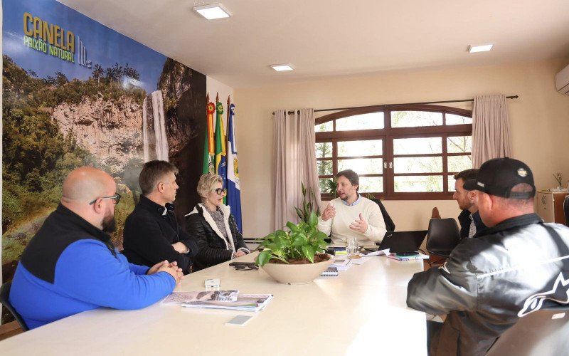 Prefeito Gilberto se reúne com Corsan e cobra repavimentação de trechos após obras