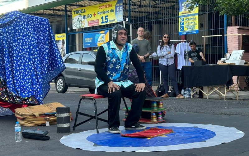  O artista circense de Caracas, Venezuela , Angelico D'sastre abriu a programação na tarde deste sábado (13) | abc+