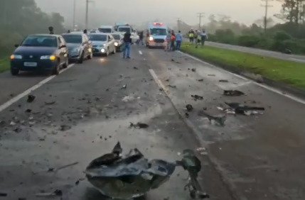 Carro cai em barranco após colidir contra caminhão na RS-122