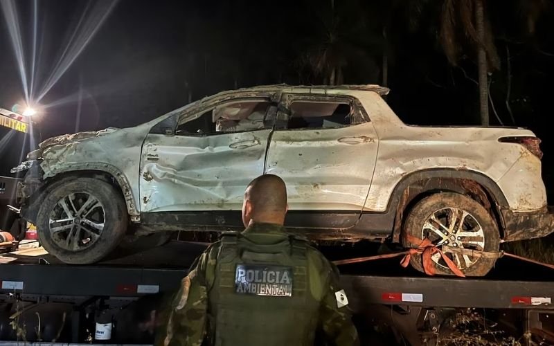 Cobrança de dívida: Carro de quatro homens desaparecidos há um mês é encontrado enterrado em mata