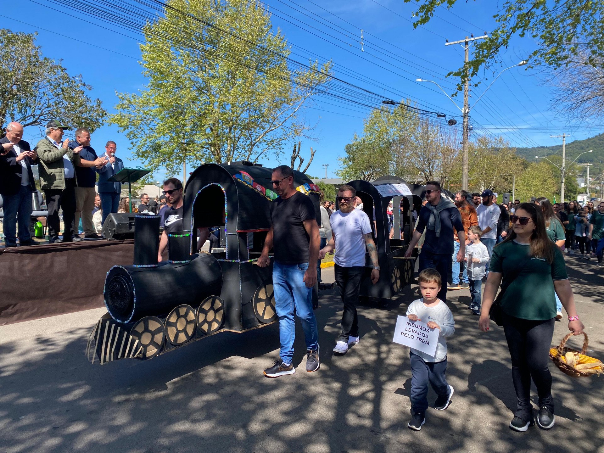 Com trenzinho, Kikitos e hortênsias, Gramado realiza segundo Desfile Cívico de 2025