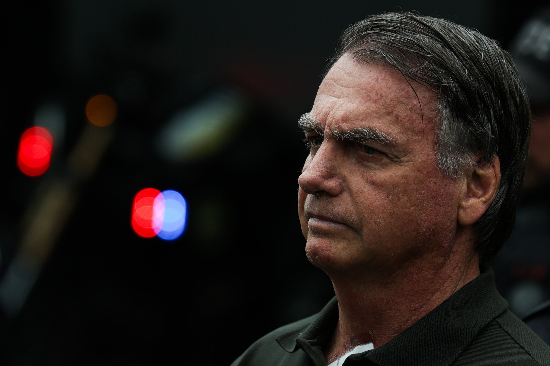 Bolsonaro é internado novamente após crise de soluços e vômitos