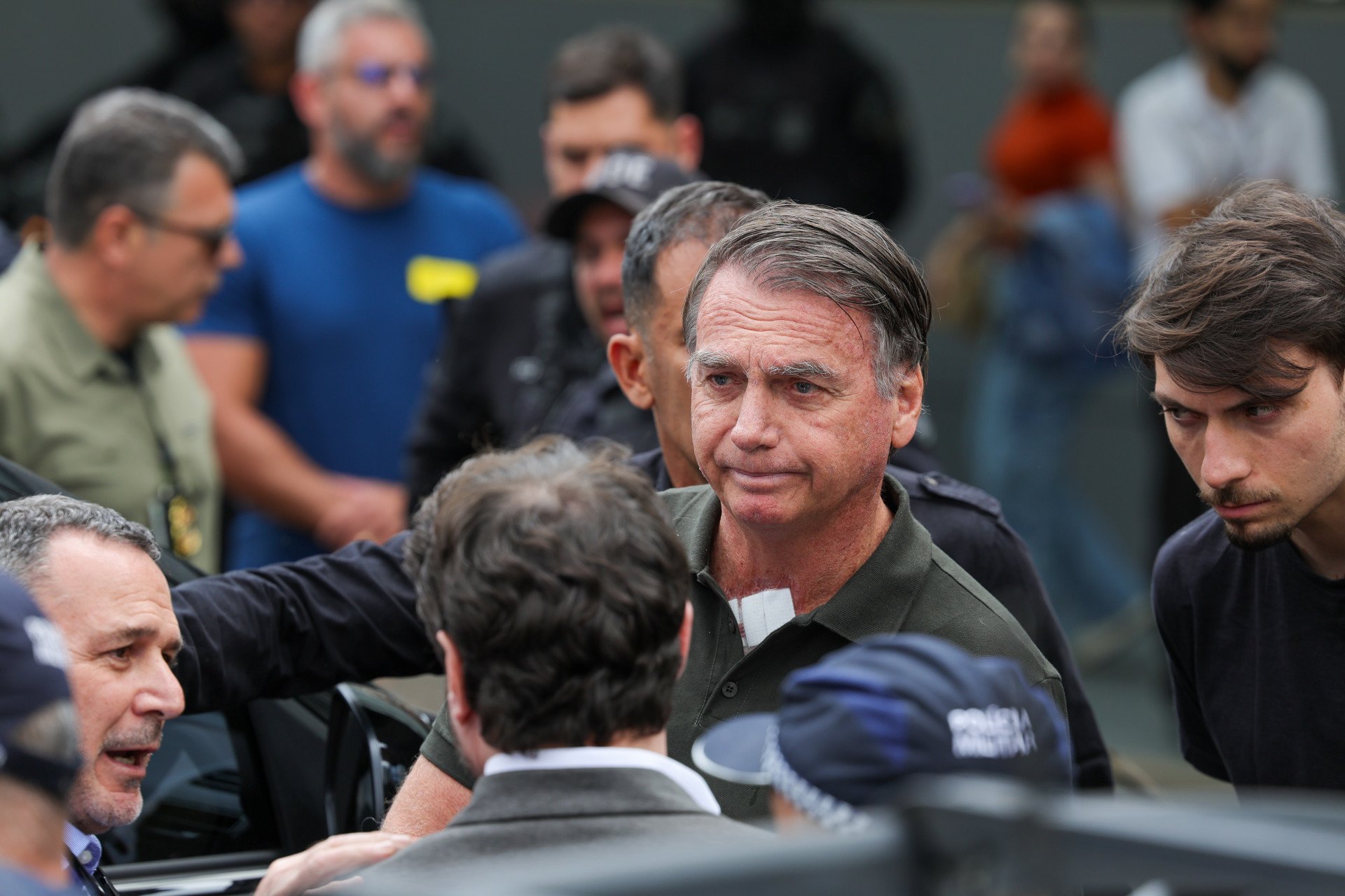 Bolsonaro deixa o hospital após passar por procedimentos médicos