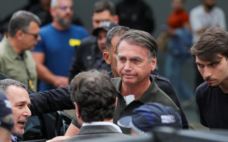 Bolsonaro, com seu filho, Jair Renan, deixa hospital DF Star | abc+