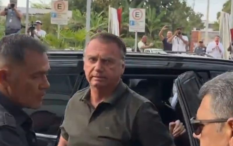 Bolsonaro é levado a hospital escoltado pela polícia; ele passará por cirurgia | abc+