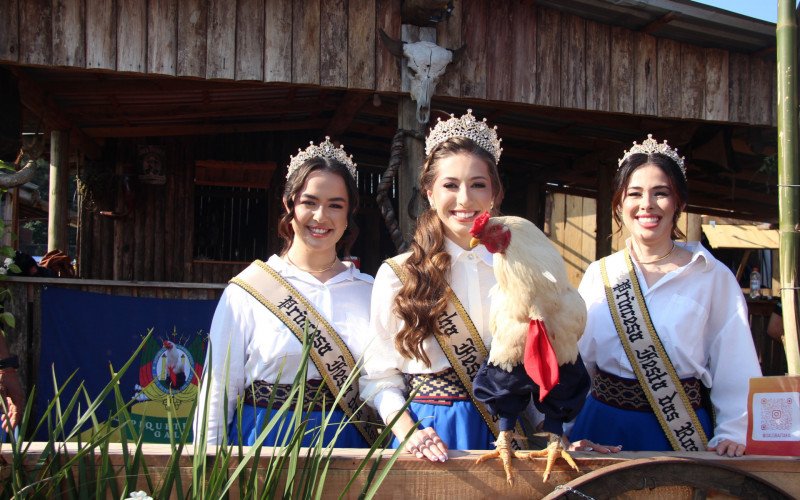Cada um com sua coroa, até as soberanas de Sapiranga posaram para fotos com Baitaka