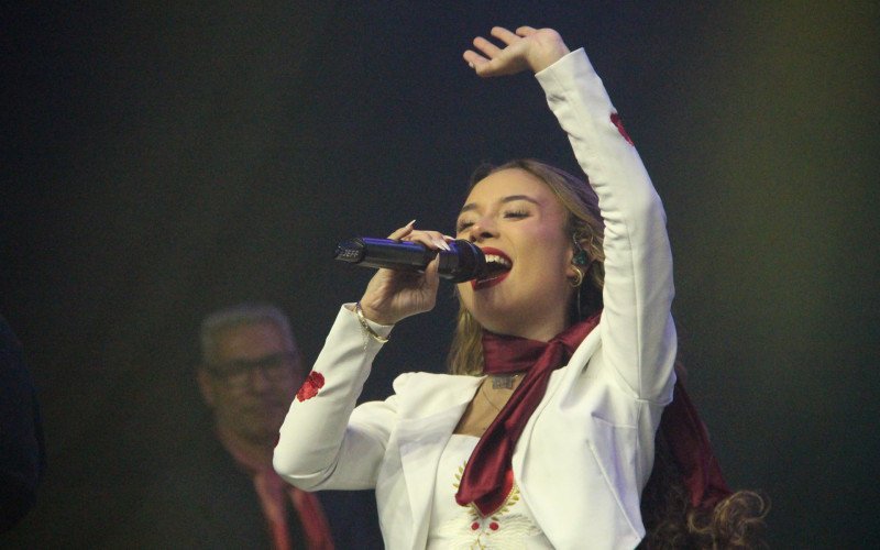 Luiza Barbosa foi a grande atração da tarde deste domingo no Acampamento Farroupilha de Sapiranga