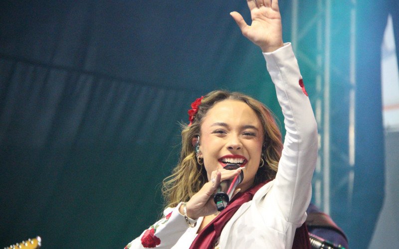 Luiza Barbosa foi a grande atração da tarde deste domingo no Acampamento Farroupilha de Sapiranga