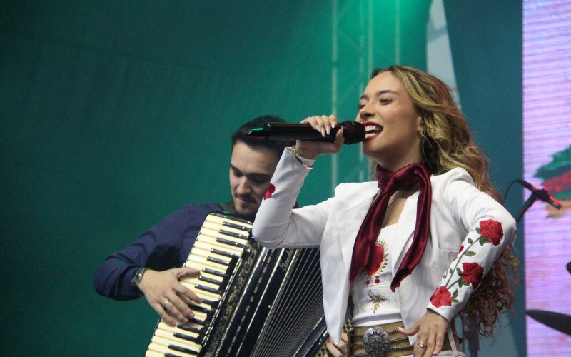 Luiza Barbosa foi a grande atração da tarde deste domingo no Acampamento Farroupilha de Sapiranga