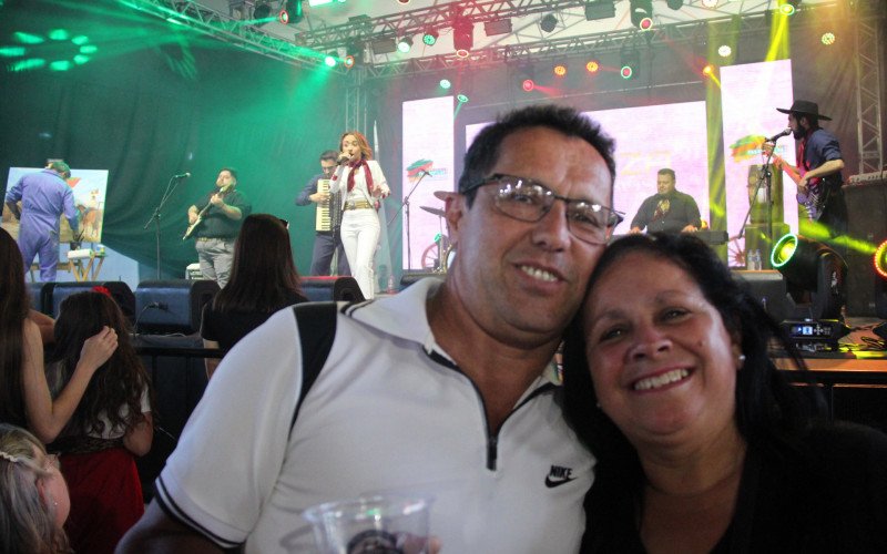 O casal Eliseu e Iara Rolim veio de Parobé especialmente para assistir a Luiza Barbosa
