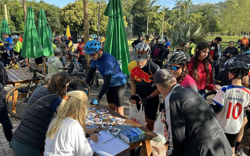 Pedal do Léo reuniu em torno de 250 ciclistas para mais uma edição do evento em homenagem ao ciclista Leonardo Schallenberger, que morreu em 2018 vítima de leucemia 