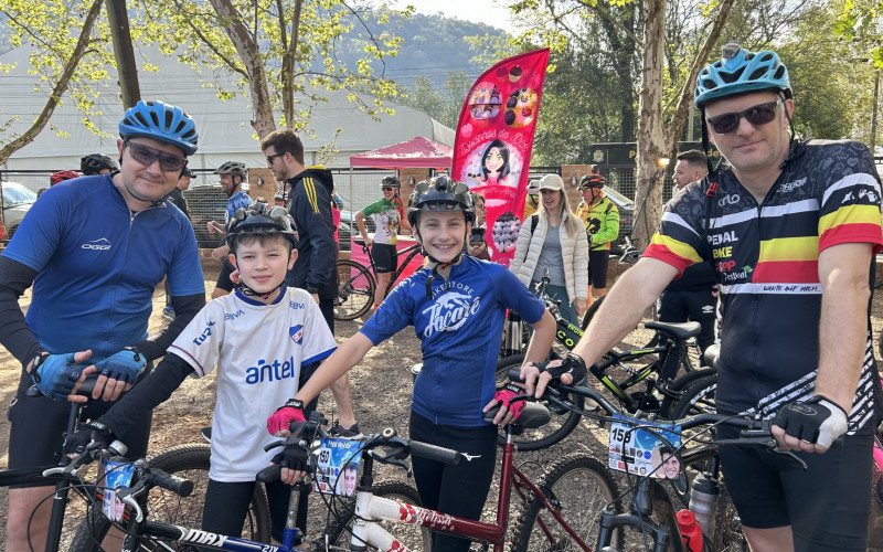 Jackson Saft e Daniel Loesch pedalaram com os filhos Davi e Daniele, respectivamente. Foi a primeira vez das crianças fazendo um pedal por trilhas | abc+