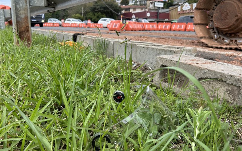 Casal ficou ferido após colidir contra sinalização de desvio criado na BR-116 para a realização de obras em Novo Hamburgo