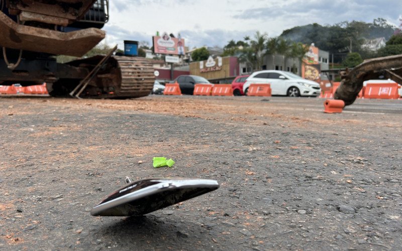 Casal ficou ferido após colidir contra sinalização de desvio criado na BR-116 para a realização de obras em Novo Hamburgo