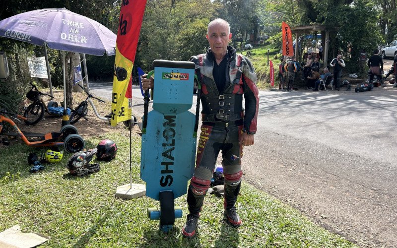 James Acosta Charão tem 66 anos e pratica street luge há pelo menos 15 anos | abc+
