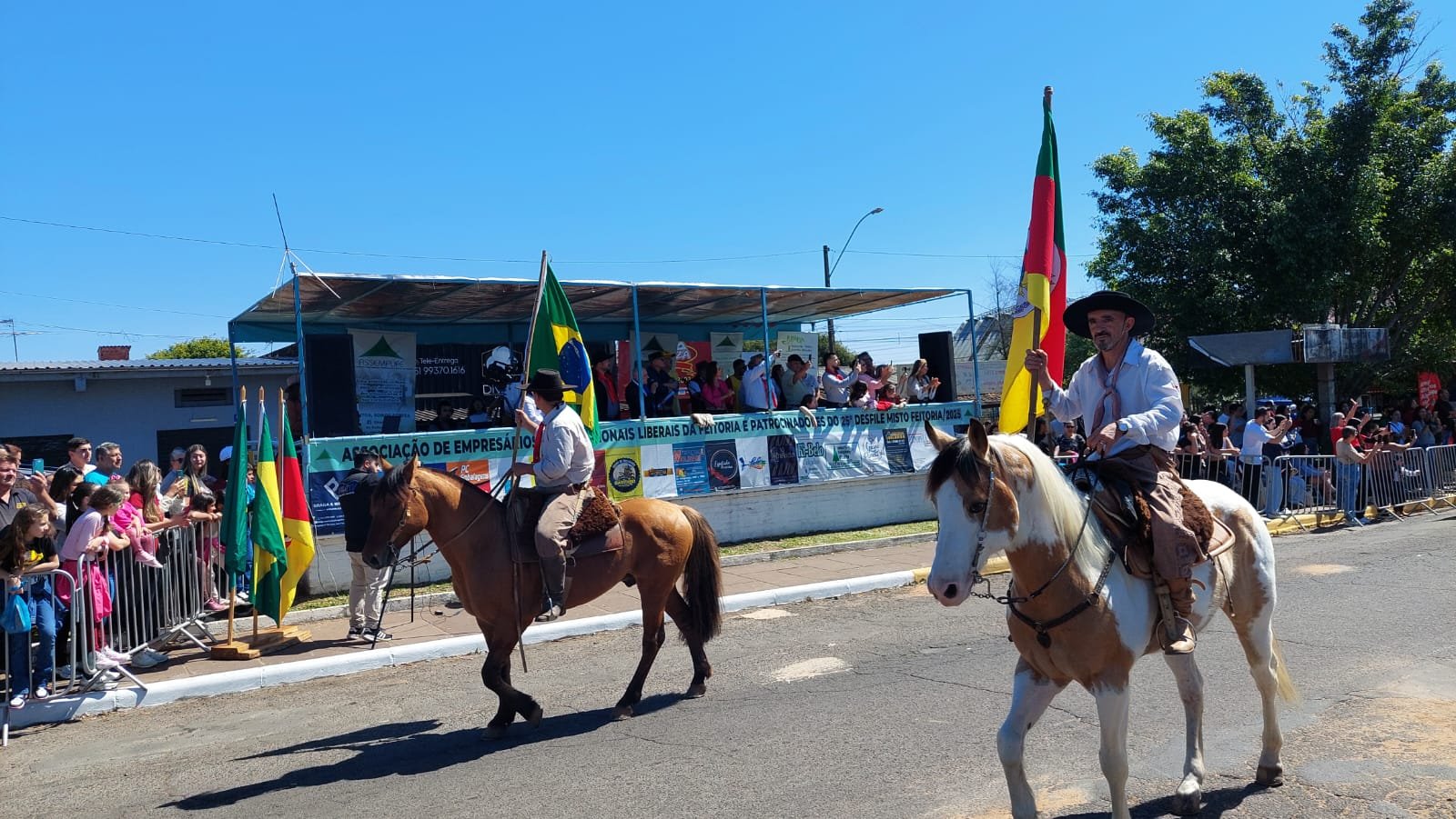 Desfile Misto da Feitoria abriu a Semana Farroupilha 2025 em São Leopoldo