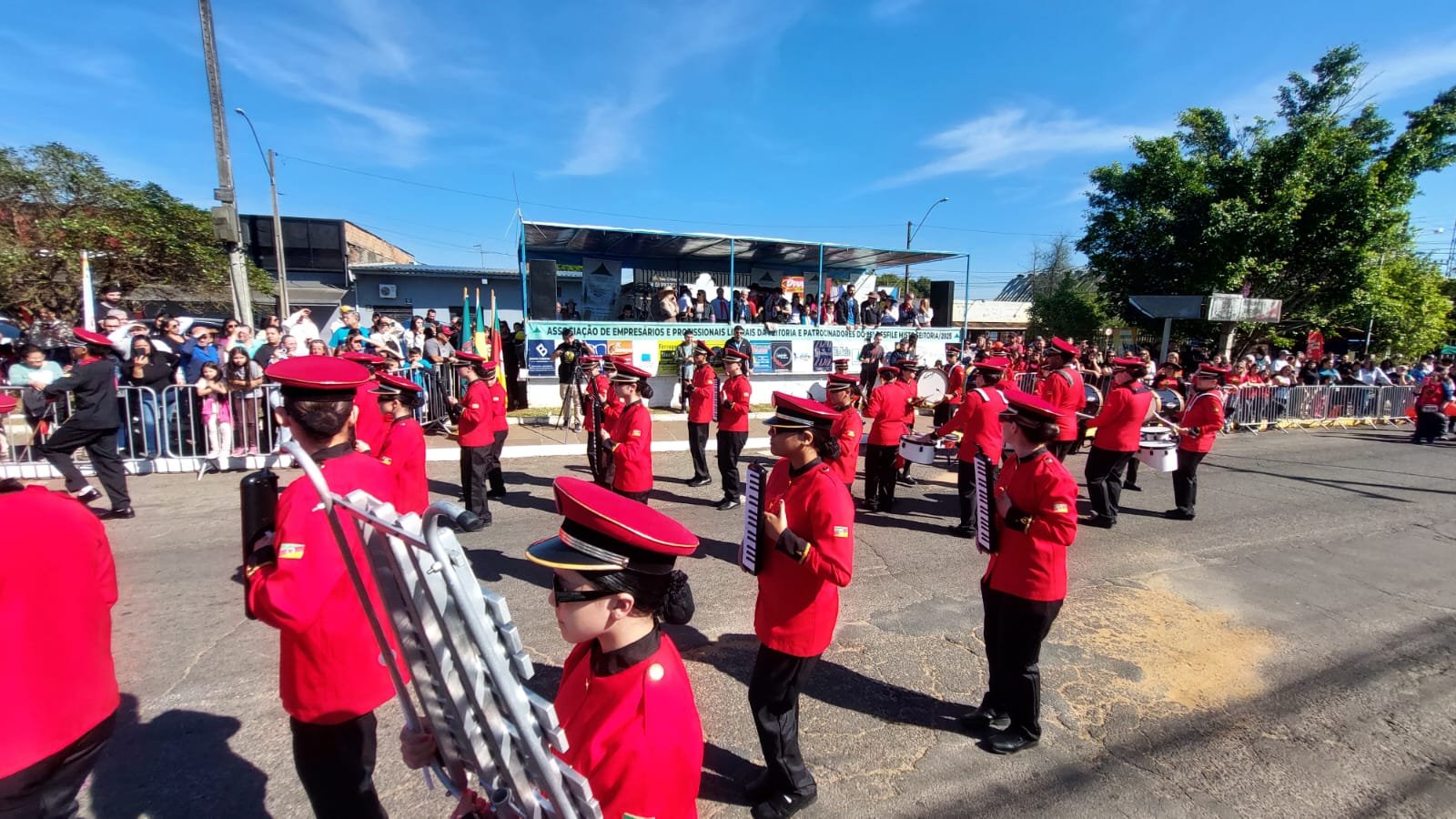 Desfile Misto da Feitoria abriu a Semana Farroupilha 2025 em São Leopoldo