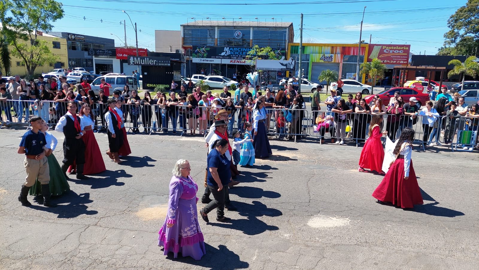 Desfile Misto da Feitoria abriu a Semana Farroupilha 2025 em São Leopoldo