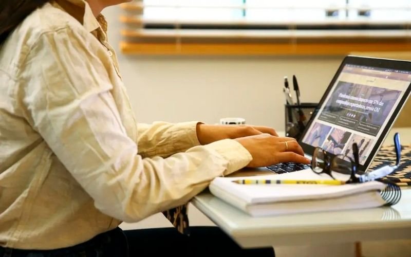 EMPREGO: Feira on-line terá mais de 8 mil vagas para jovens; veja quando e saiba como participar