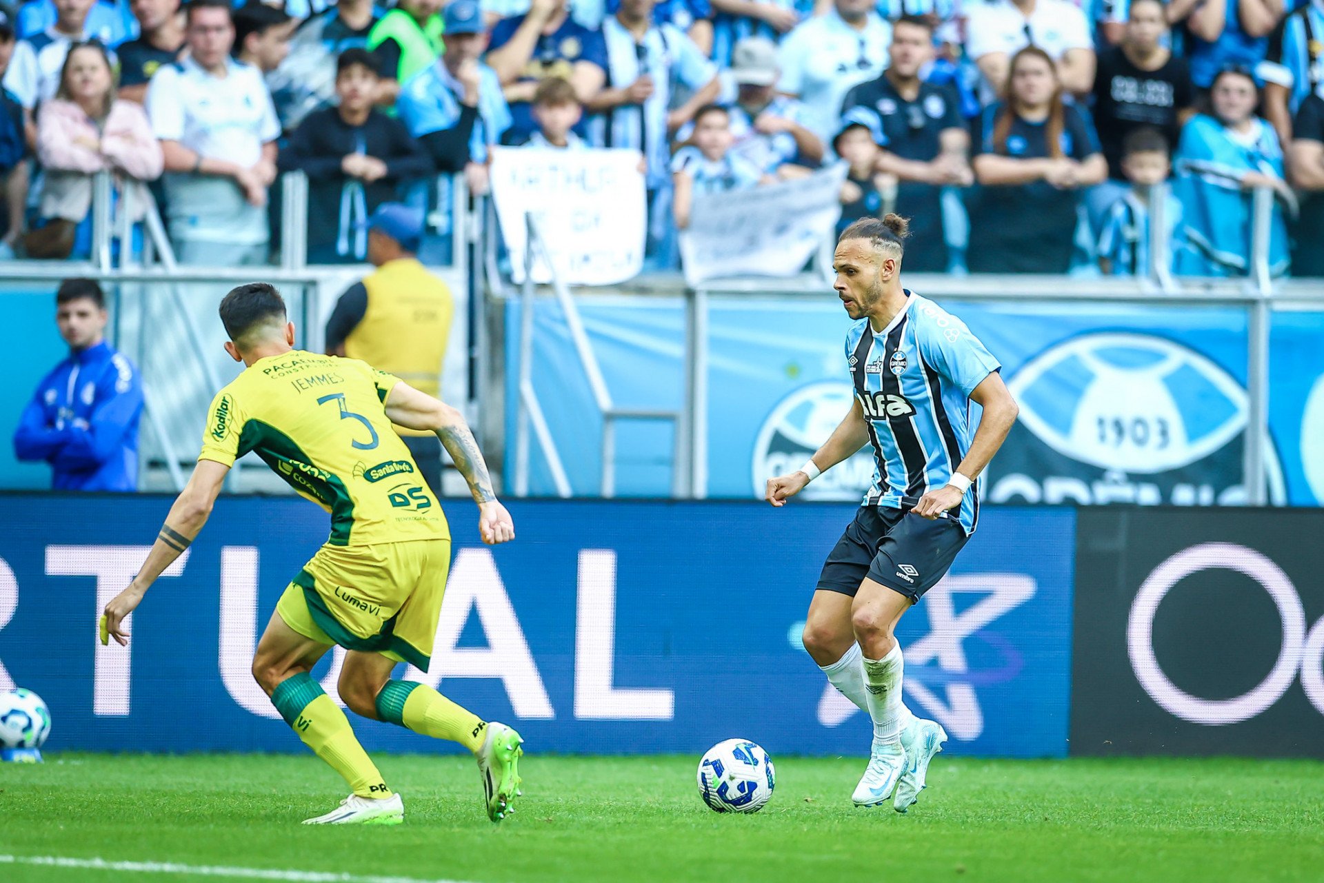 Braithwaite passa por cirurgia no tendão de Aquiles; saiba o tempo de recuperação do atacante