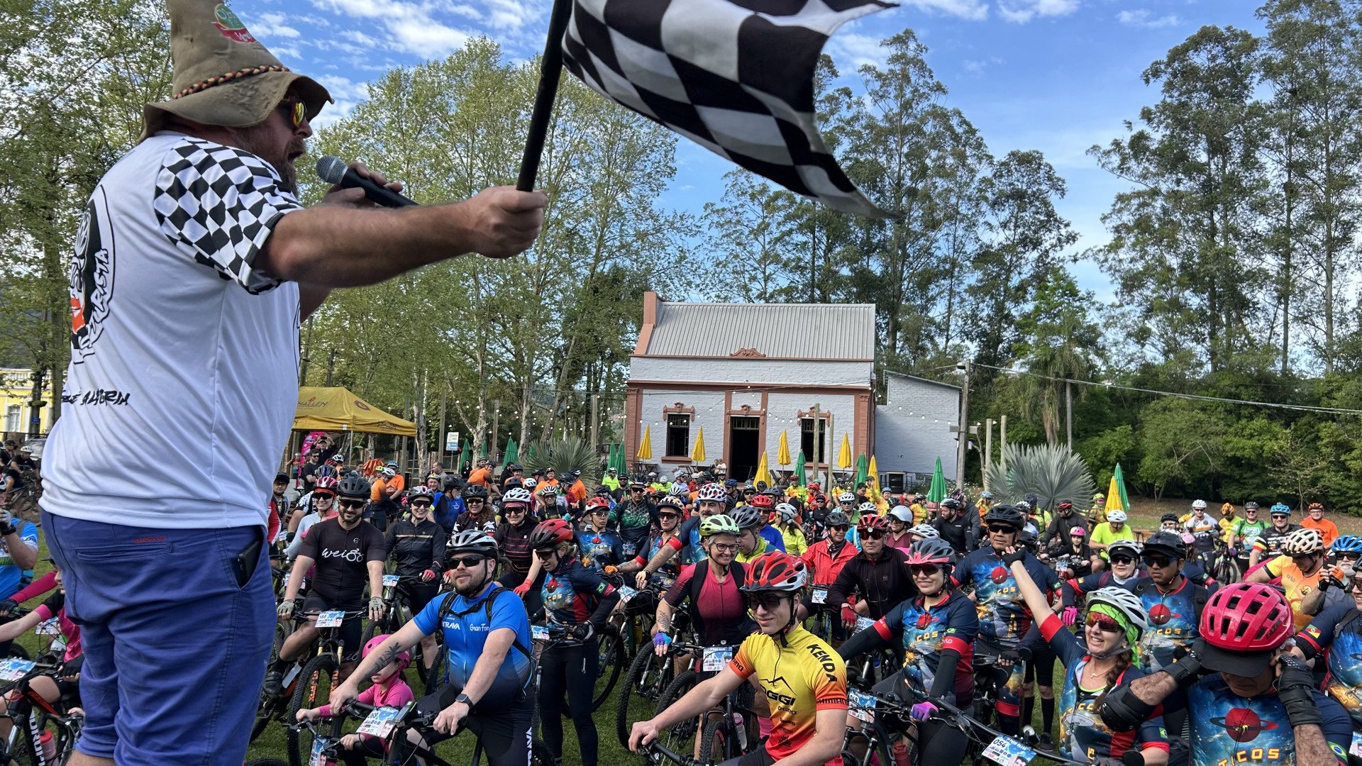 Famílias e amigos em uma mesma trilha: Pedal do Léo reforça solidariedade e união
