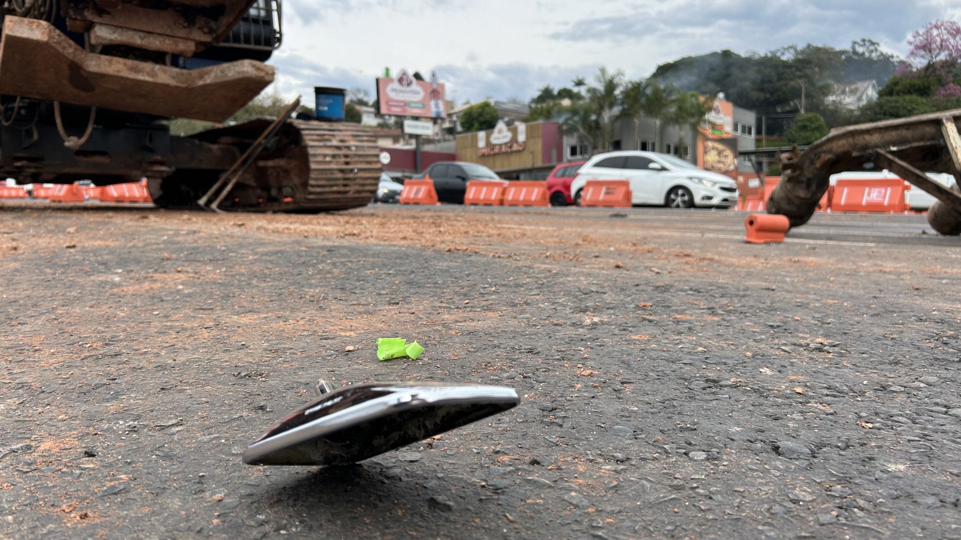 BR-116: Casal de moto fica ferido ao colidir contra sinalização de desvio para obra em Novo Hamburgo