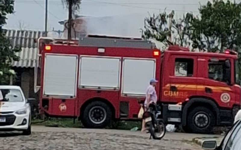 Casa pega fogo em São Leopoldo