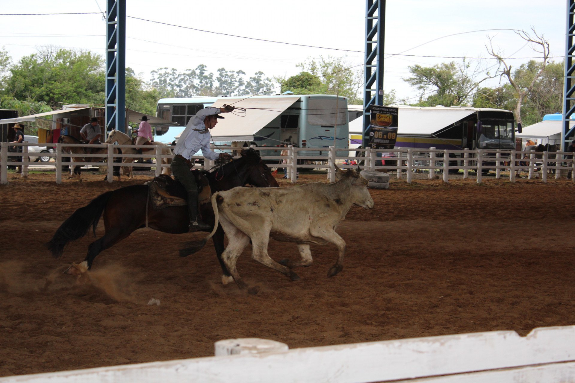 Rodeio e churrasco animam os visitantes no Parque do Gaúcho neste domingo