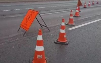 Sinalização é reforçada em trecho da BR-116, no Km 247, em São Leopoldo, onde acidente já vitimou três jovens no mês de agosto. Nesta segunda-feira (15), o local estava interditado na pista lateral para a melhoria na sinalização