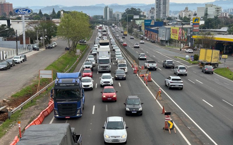 Novo normal da BR-116? Semana começa com congestionamento em ambos os sentidos após implantação de desvio para obra