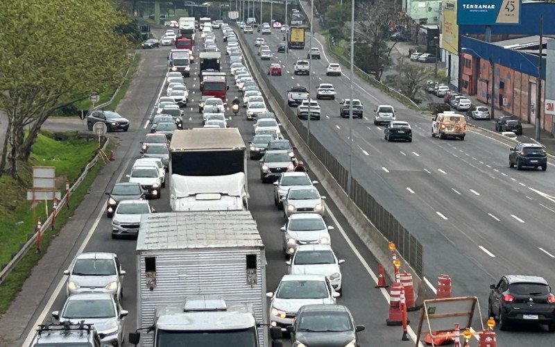 Novo normal da BR-116? Semana começa com congestionamento em ambos os sentidos após implantação de desvio para obra