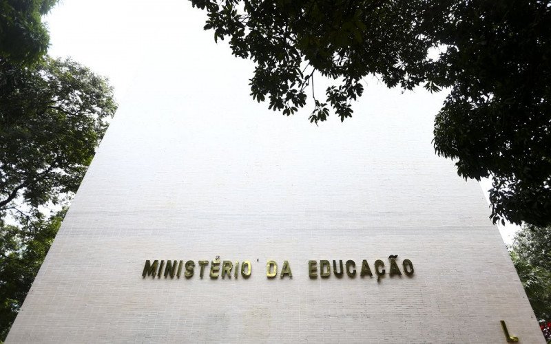 Sai lista de cursos superiores semipresenciais autorizados pelo MEC | abc+