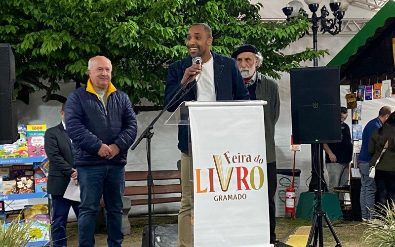 Secretário da Cultura, Jonas da Silva, na abertura da Feira do Livro de Gramado de 2025