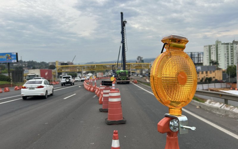 Após acidentes, sinalização no trecho onde será construída passagem inferior na BR-116, em Novo Hamburgo, é melhorada