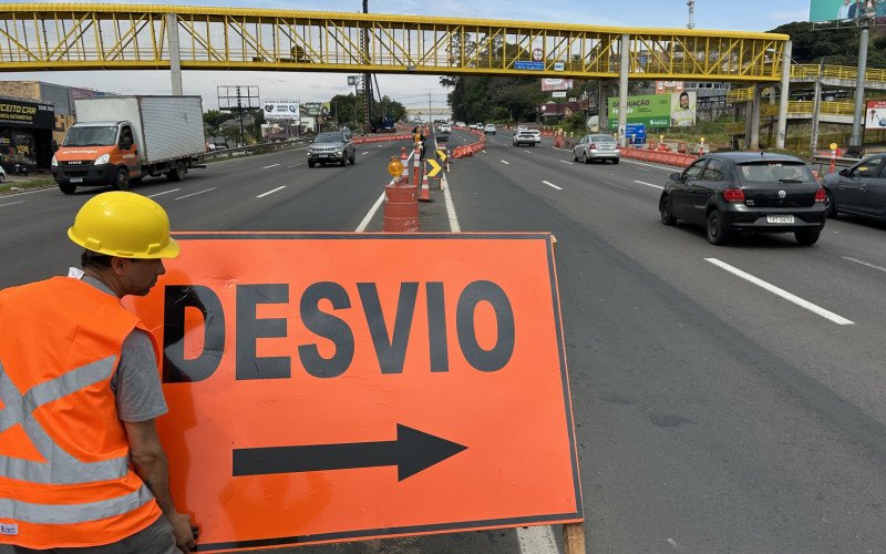 Após acidentes, sinalização no trecho onde será construída passagem inferior na BR-116, em Novo Hamburgo, é melhorada