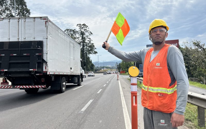 Após acidentes, sinalização no trecho onde será construída passagem inferior na BR-116, em Novo Hamburgo, é melhorada