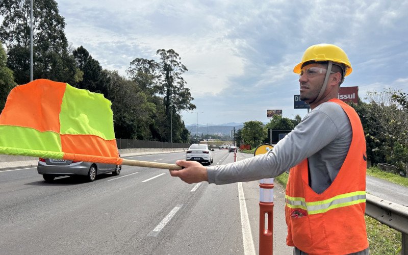 Após acidentes, sinalização no trecho onde será construída passagem inferior na BR-116, em Novo Hamburgo, é melhorada