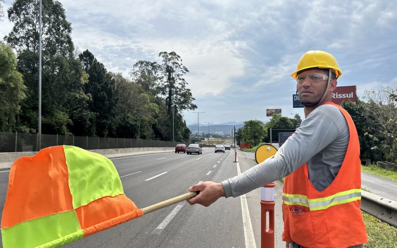 Após acidentes, sinalização no trecho onde será construída passagem inferior na BR-116, em Novo Hamburgo, é melhorada | abc+